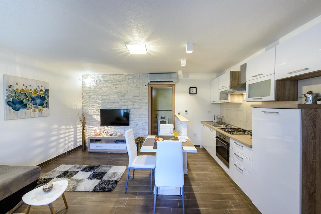 Apartment Mistral - Cosy Apartment With Sea View Molunat Exterior photo